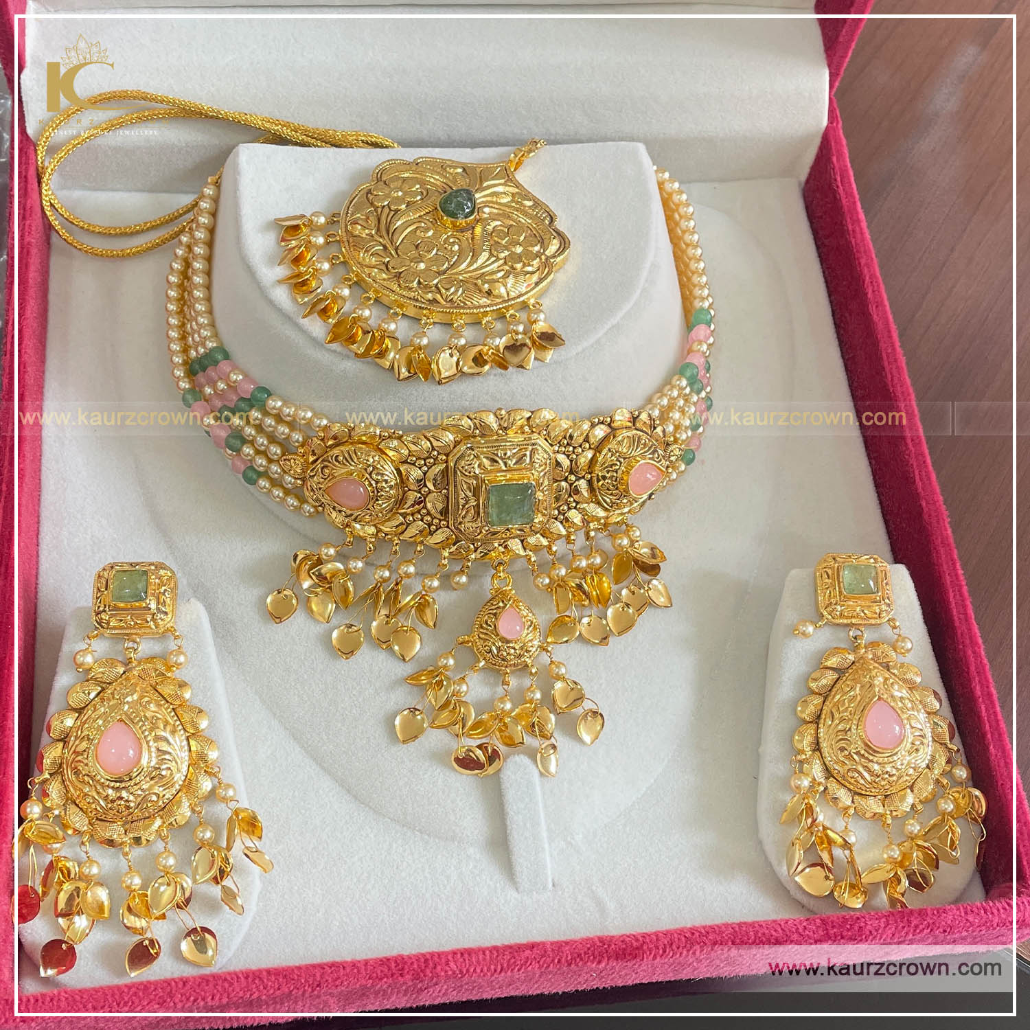 Soft Pink Antique Gold Necklace Set With Tikka